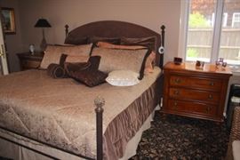 4 Post Bed & Pair of Night Stands