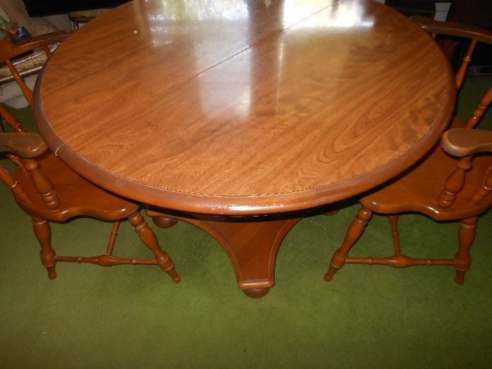 Table/small round & 2 chairs