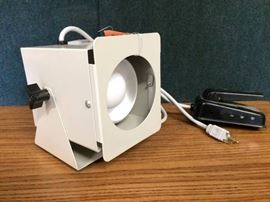 Retails Used $100 S & S Xray Products Adjustible Xray Film Radiology Illuminator Viewer Spotlight w/Foot Pedal - Multiple Uses For This Light Up Lamp Medical Equipment! Works & Super Condition!

