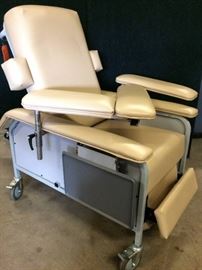 Retails New $1100 Lumex 577 Clinical Care Recliner Model 577L851 Headrest Side Tables Swivel Casters Push Handle Three Position Adjustable- Nice Condition!
