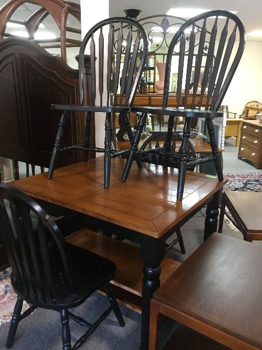 kitchen table with 2 leaves and 4 chairs
