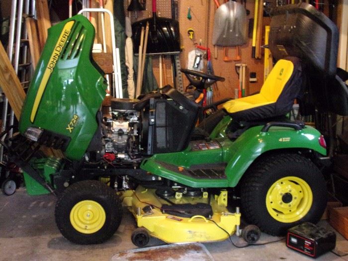 2005 John Deere X724 LOW HOURS Wide deck, Bagger and much more. Details to be updated. This was purchased and maintainence provided through Reynolds Lawn & Leisure in Shawnee, KS $6000.00 cashiers check (New cost $17,000)