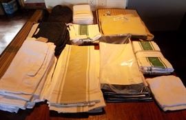 MHE081 William Sonoma Pot Holders and Dish Towels