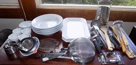 MHE093 Assorted Kitchen Utensils