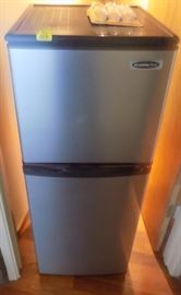 MHE104 Franklin Chef Refrigerator Freezer