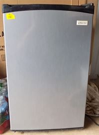 MHE141 Magic Chef Refrigerator