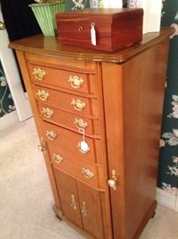Jewelry storage chest