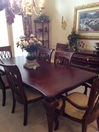 Lovely dining table with 8 chairs