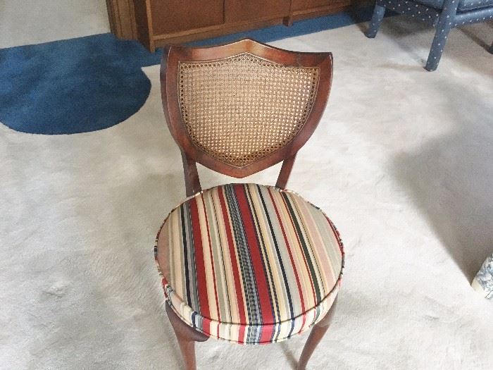 VINTAGE ACCENT CHAIR- LIKE NEW!
