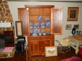 Beautiful 19th century pine hutch