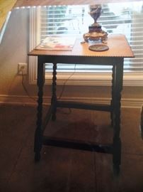 Oak side table with turned legs