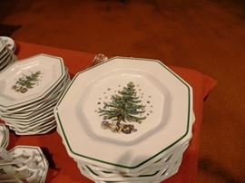 Handy Christmas plates and dishes
