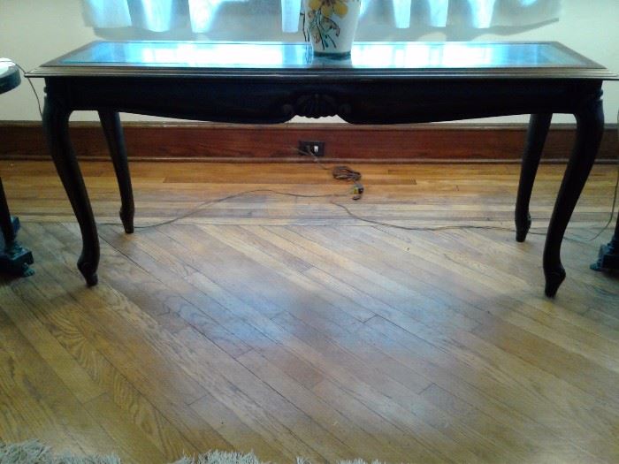 Sideboard table. Excellent condition.