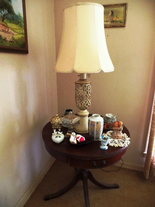 Still life with dainty lamp table