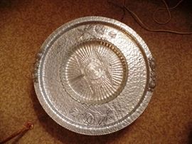 Rotating tin server with glass insert