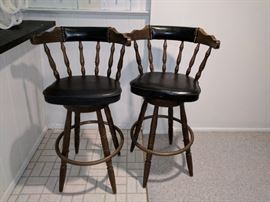 3 bar stools that swivel