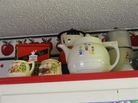 Lots of collectible kitchen items