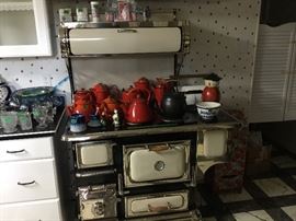 Another picture of the great retro Stove with the red granite ware