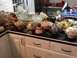Teapots, snack set, miscellaneous kitchen items