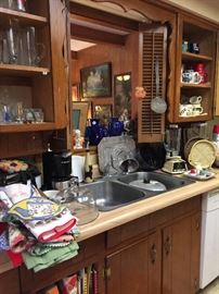 More wonderful vintage kitchen items including linens and bake ware, small appliances