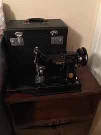 A close look at the Singer Featherweight Sweing Machine