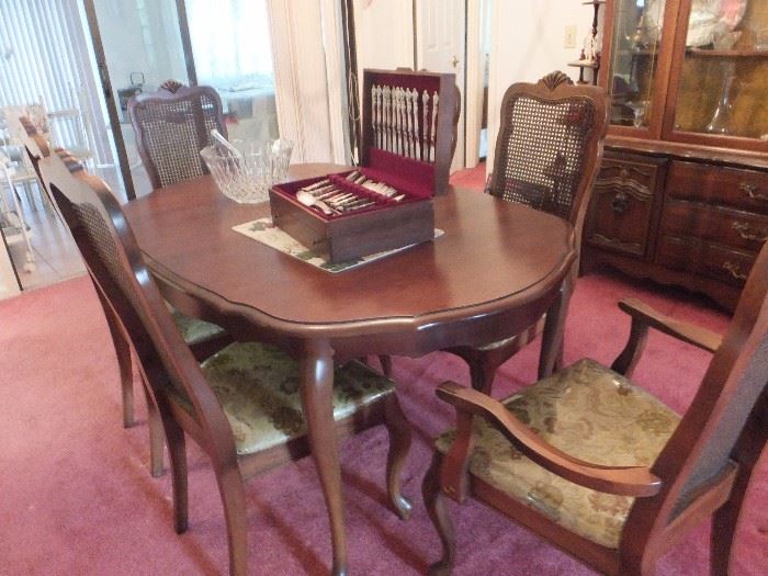 Dining table with 6 chairs and 3 leafs