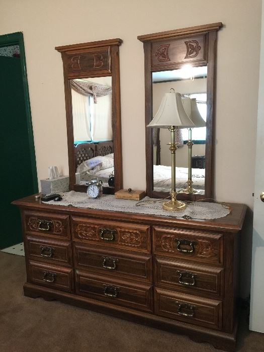 Dresser with two mirrors