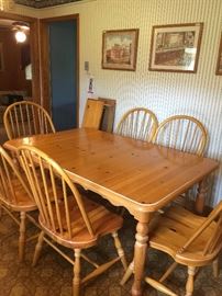 Broyhill maple Dinning room table with 6 chairs and 2 leaves