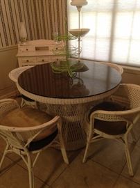 White wicker table with glass top & 4 chairs