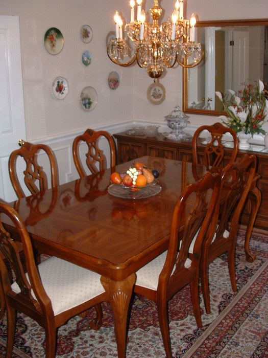 Nice dining table and chairs