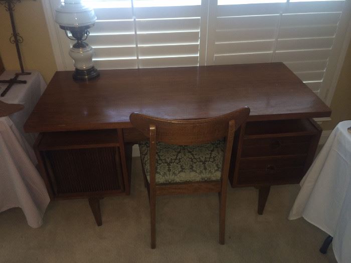 Snappy mid century modern desk and chair