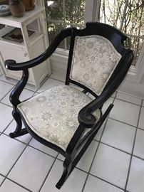 ANTIQUE WOODEN ROCKING CHAIR