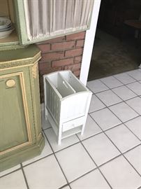 WOODEN WHITE MAGAZINE RACK