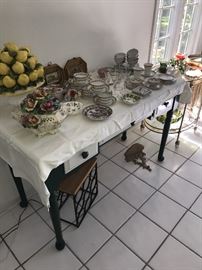 GLASSWARE, CHINA SETS, DECORATIVE PLATES, POTTERY