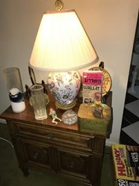 WOODEN SIDE TABLE / NIGHTSTAND