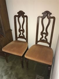 HEXAGON SHAPE SOLID WOOD DINING TABLE WITH TWO 20"LEAVES, 6 CHAIRS AND TABLE COVERS-44" DIAMETER X 28.5" TALL