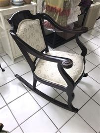 ANTIQUE WOODEN ROCKING CHAIR