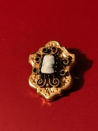 VINTAGE CAMEO BROOCH