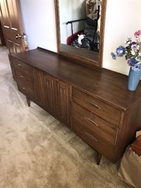 SCULPTA BY BROYHILL MID-CENTURY MODERN DRESSER WITH MIRROR