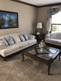 CLASSIC LIVING ROOM FURNITURE