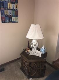 SIDE TABLE WITH LAMP