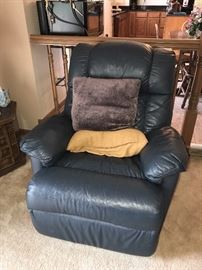 GREEN LEATHER RECLINER