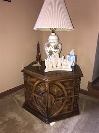 SIDE TABLE WITH LAMP