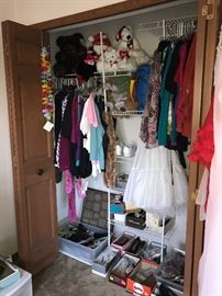 TONS OF WOMENS CLOTHING-SIZE LARGE