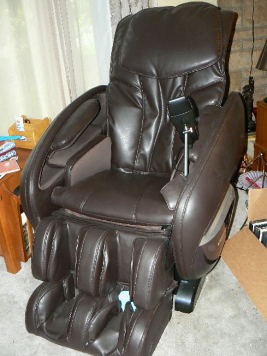 Cozzia Zero Gravity High Tech Massage Chair---LIKE NEW used twice