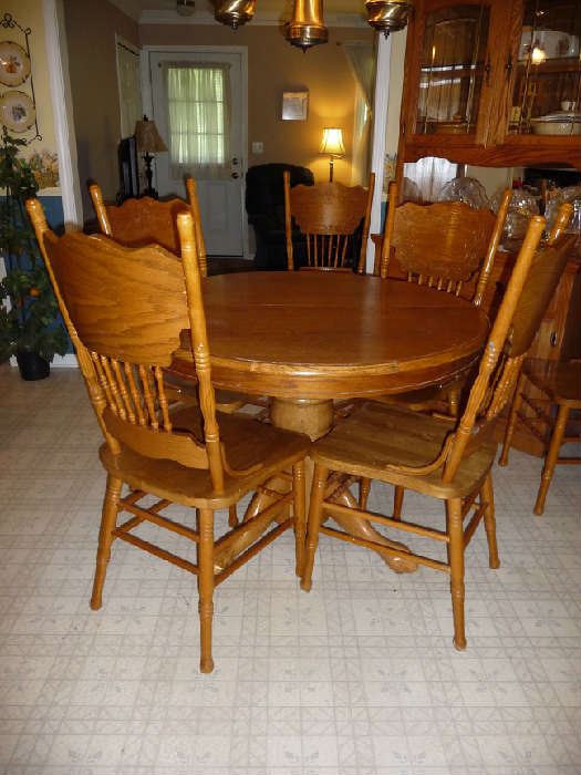 OAK DINING TABLE W/1 LEAF & 6 CHAIRS