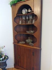 corner hutch