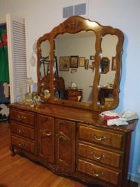 9 drawer dresser w/mirror