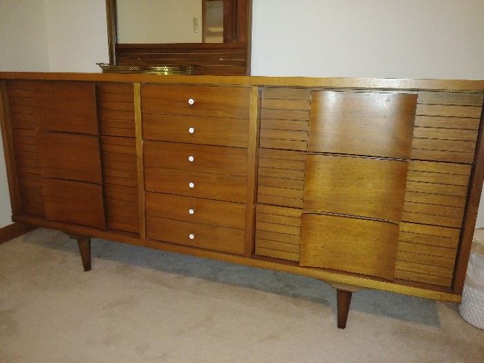 Mid-century modern 9 drawer dresser w/side mirror