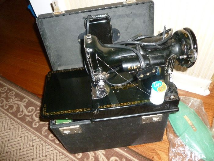 Singer Featherweight Sewing Machine with Carrying Case